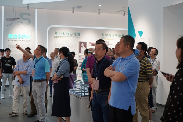 专家教授参观周尧昆虫馆新馆_副本.jpg