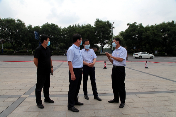 博览园副主任张振华汇报旅游安全情况.jpg