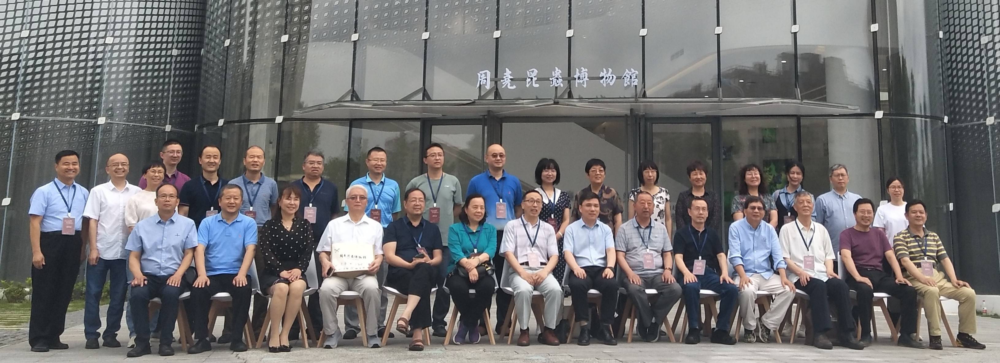 与会专家在周尧昆虫博物馆新馆前合影(1)(1).jpg