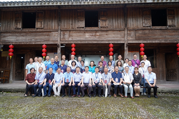 与会专家在塘溪镇上周村周尧故居合影_副本.jpg