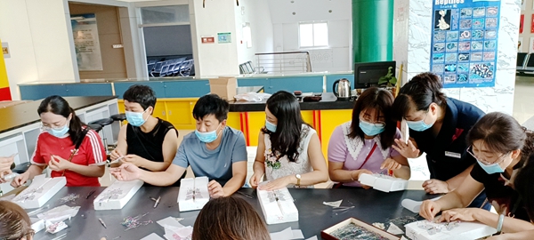 文创部王巧玲副部长指导学员制作标本_副本.jpg